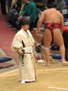 大相撲九州場所、行事さん。