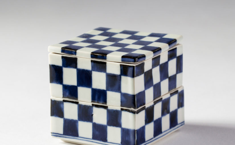 肥前磁器の美：藤吉憲典の器「染付市松文二段重箱」