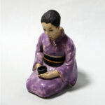 肥前磁器の美：藤吉憲典の器「色絵磁器人形（いろえ じき にんぎょう）“お茶を飲む婦人”」