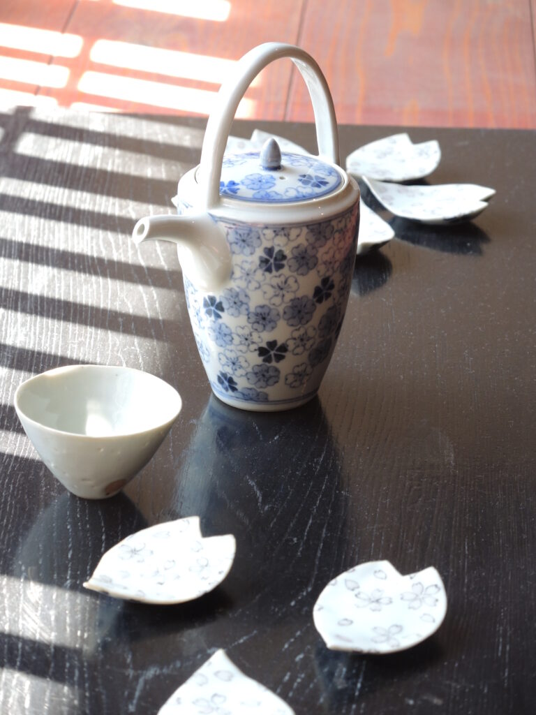 染付桜散し文酒器　藤吉憲典