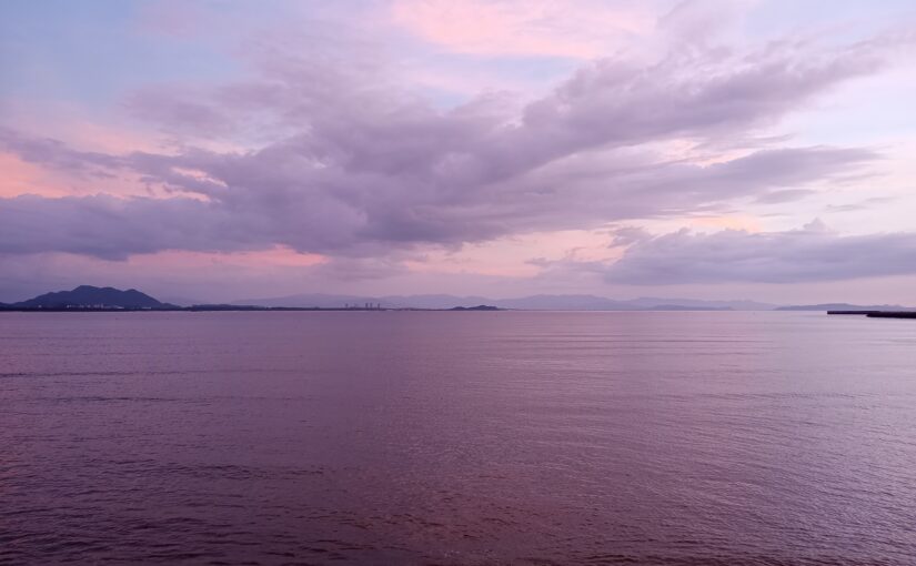 続・酷暑の夏は夕方散歩―夕焼けの色が海に映ってとってもきれいなのです。