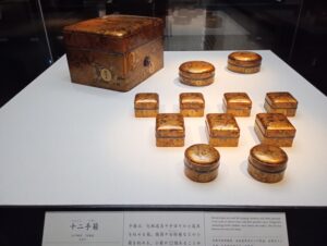 九州国立博物館は「徳川美術館所蔵　菊の白露蒔絵調度　晴れなる輝き」