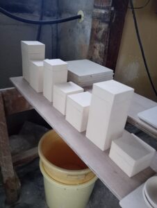 藤吉憲典 陶箱制作中