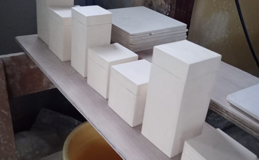 藤吉憲典　陶箱制作中