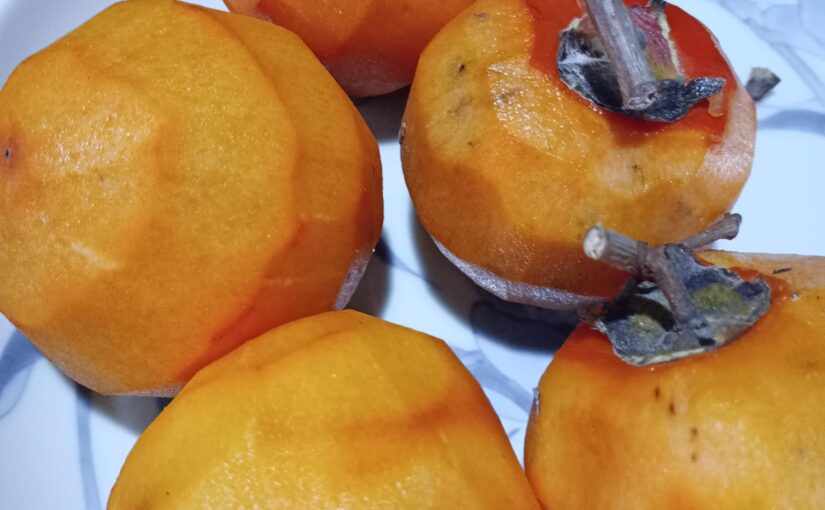 ダンナがお友だちからたくさん渋柿をいただいてきたので、干し柿。