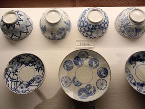 菊文の入った食器は肥前磁器。